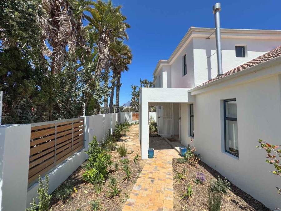 To Let 4 Bedroom Property for Rent in Sunset Beach Western Cape